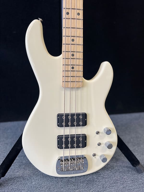 G&L USA Made L-2000 4- string bass. Vintage White. 8.95 lbs w/G&G hard  case. New!