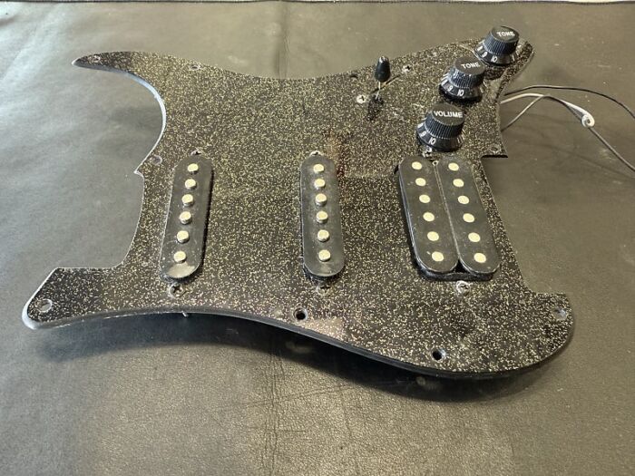 Squier Stratocaster Strat loaded HSS pickguard 2010's - Black/gold sparkle #50